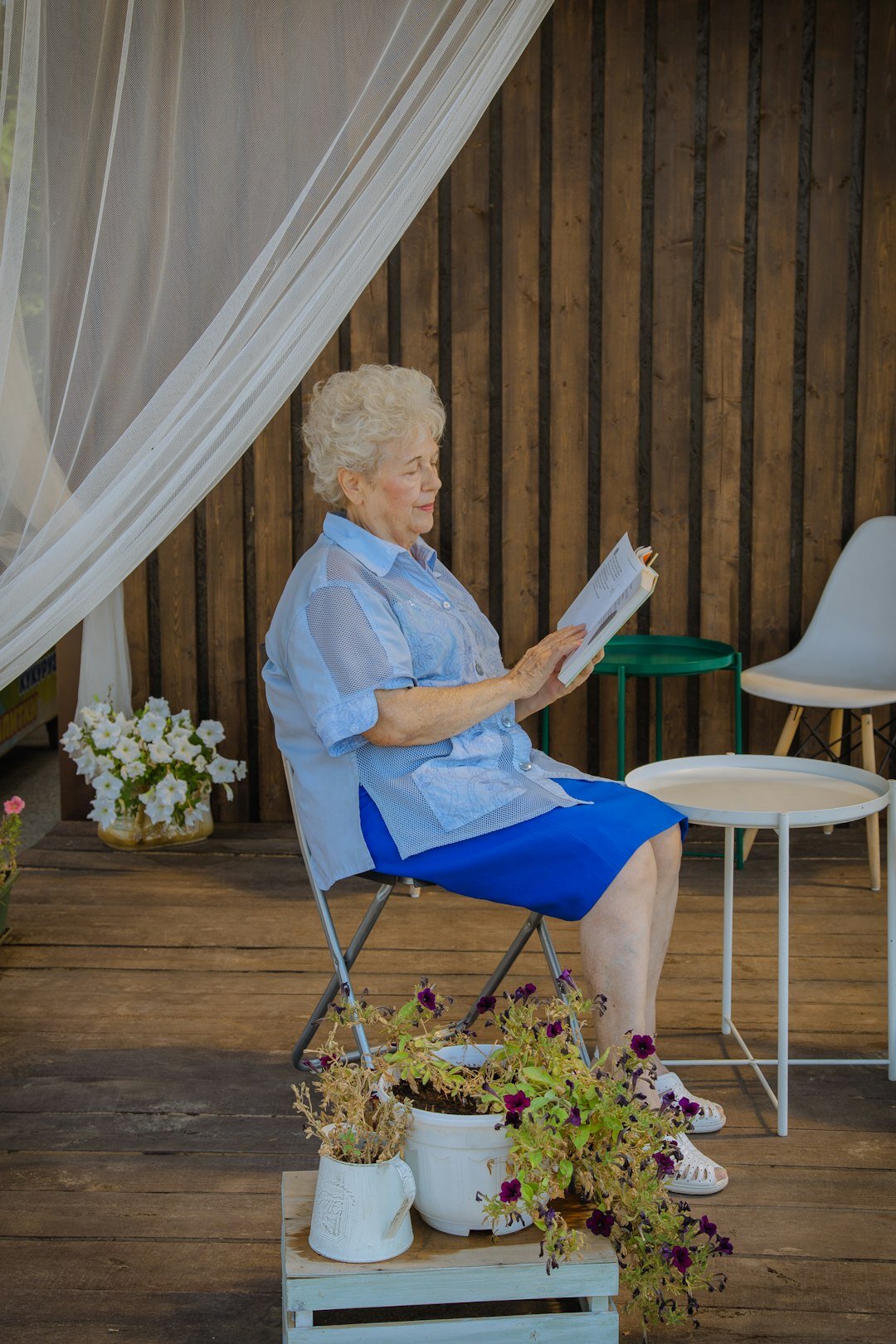 elderly woman telling story